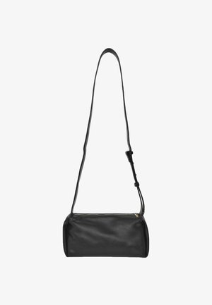 Borsa a spalla nera in pelle, di forma rettangolare, con superficie liscia, cintura regolabile e chiusura con zip sulla parte superiore.