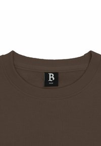 Brauner Rundhalsausschnitt-Sweatshirt mit geripptem Kragen, versehen mit einem schwarzen Etikett mit einem weißen "B" und der Größe "large" im Nackenbereich. Glatte Textur.