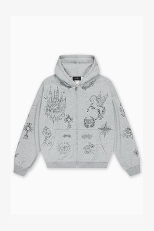 Grå hættetrøje med lynlås, der har trykte sorte motiver, herunder et slot, en engel og forskellige symboler. Blødt stof med en behagelig, afslappet pasform.