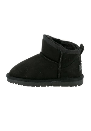 Stivali ankle in suede nero con punta arrotondata, imbottitura morbida e un pratico passante sul retro. La suola è piatta e texturizzata per garantire grip.