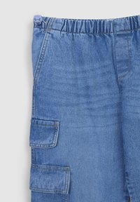 Jasnoniebieskie spodnie cargo z denimu z elastycznym pasem, dwoma bocznymi kieszeniami oraz wzmocnionymi szwami i kieszeniami.