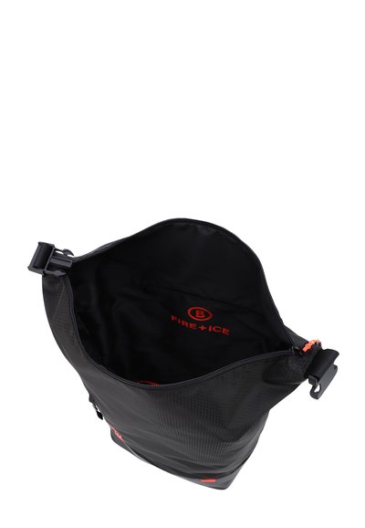 Czarna syntetyczna torba z teksturowanym wykończeniem, czerwonymi akcentami i zamkiem błyskawicznym na górze. Wnętrze z logo i kieszenią do organizacji.