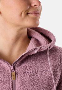 Fleece hoodie in zachtroze met een gestructureerde afwerking, voorzien van een ritssluiting aan de voorkant en geborduurd logo. Inclusief een capuchon met trekkoord.