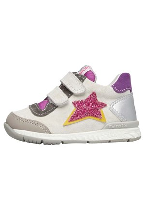 Scarpa sportiva grigia e bianca con accenti a forma di stella rosa e gialla, doppio strap in Velcro e materiale scamosciato testurizzato. Presenta una suola in gomma.