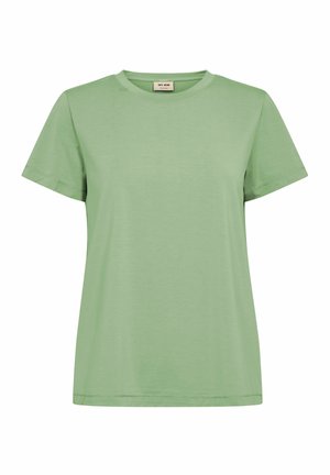 Lihtne heleroheline lühikeste varrukatega ümmarguse kaelusega T-särk, millel on sirge äär ja nähtavad õmblused varrukatel ja kaelusel.