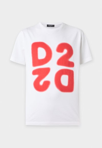 T-shirt blanc à manches courtes avec de grandes lettres et chiffres rouges en style peinture en spray "D2" et "2D" miroirs sur le devant.