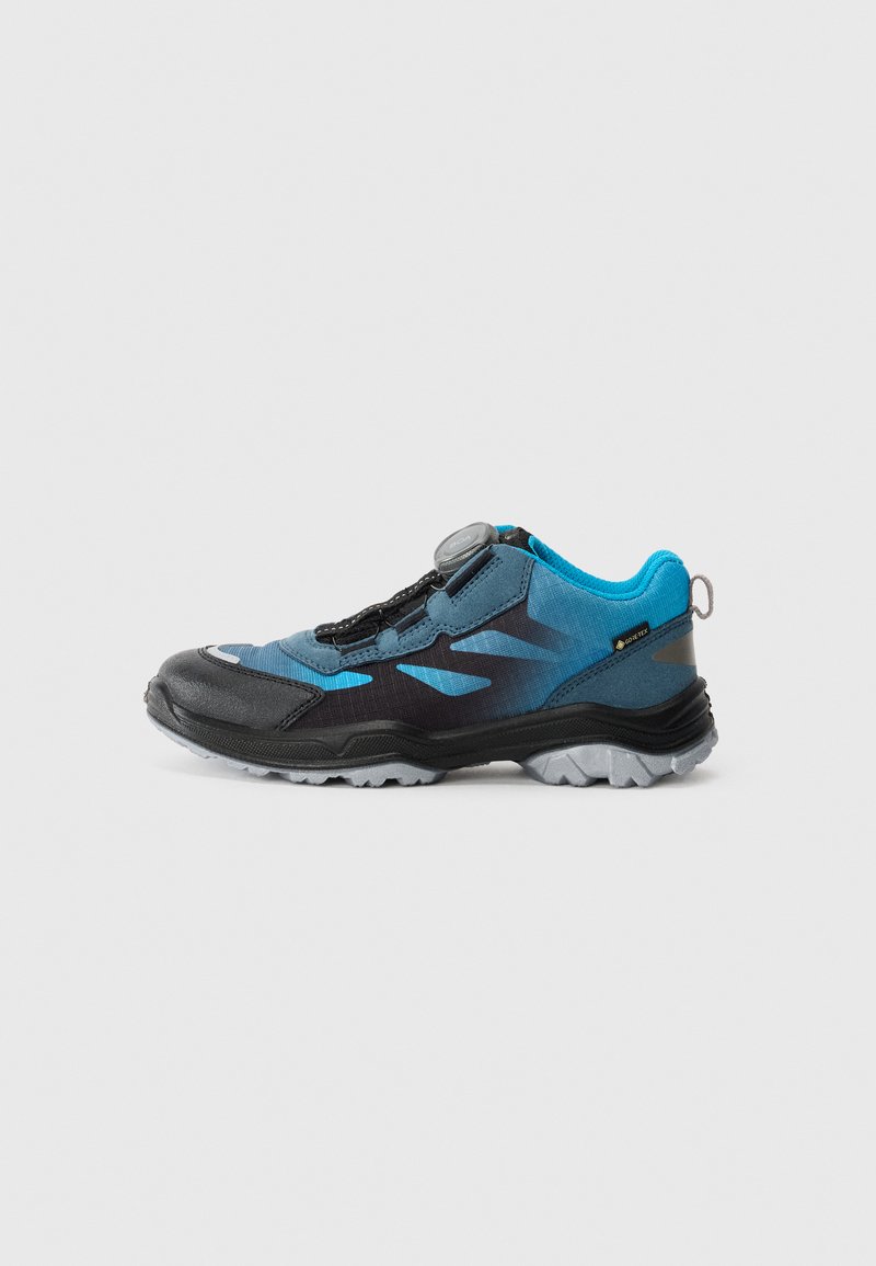 Herren Sportschuh mit einem schwarzen und blauen Design, ausgestattet mit Obermaterial aus strukturiertem Stoff, Gummikappe an der Zehe und einem Boa-Schnürsystem.