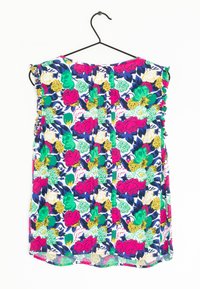 Top floreale con sfondo blu navy, caratterizzato da fiori rosa, verdi e gialli. Maniche arricciate e design con chiusura a bottoni. Tessuto leggero.