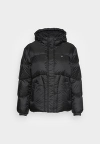 Giacca a vento nera con cappuccio attaccato, zip frontale coperta da flap, polsini elasticizzati e tasche laterali su sfondo semplice.