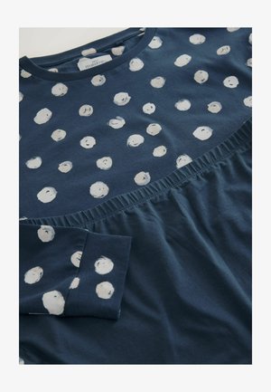 T-shirt blu navy con motivi circolari bianchi, dotato di scollatura tonda e dettaglio arricciato in vita. Materiale di cotone morbido, design casual.