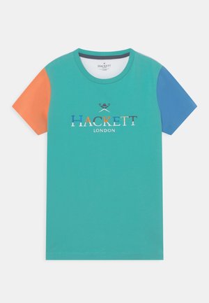 Turkis bomulds T-shirt med korte ærmer; orange og blå detaljer; har broderet "HACKETT LONDON" logo i forskellige farver.