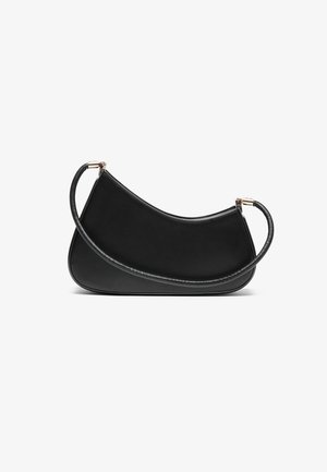 Bolso de hombro de cuero negro con un diseño curvado, que presenta una correa texturizada y herrajes en tono dorado en el cierre superior. Acabado suave.