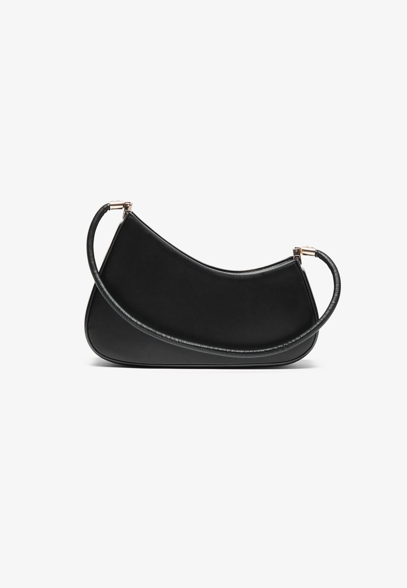 Geantă de umăr din piele neagră cu un design curbat, având o curea texturată și accesorii aurii la închiderea de sus. Finish neted.