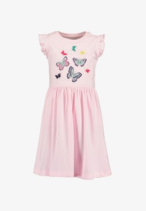 Roze katoenen jurk met korte ruches aan de mouwen, voorzien van vlindertborduurwerk in meerdere kleuren aan de voorkant en een geplooide rok.