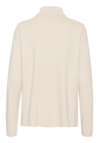 Beżowy sweter z wysokim kołnierzem, długimi rękawami i teksturowanym wzorem w prążki. Miękki dzianinowy materiał w luźnym kroju.