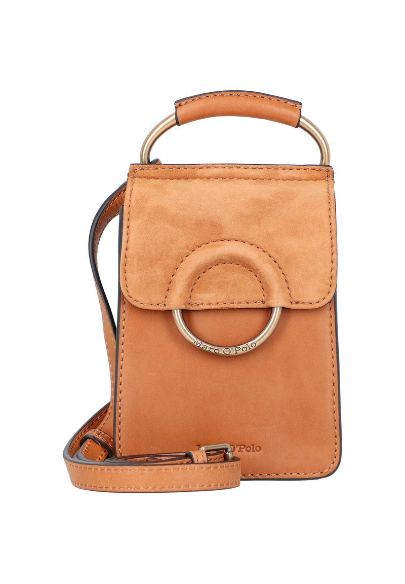 Taschenhandtasche aus braunem Leder mit glatter Textur, abgerundetem Griff und goldfarbener Ringakzent. Verfügt über einen Frontklappenverschluss und einen verstellbaren Riemen.