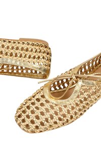 Scarpe intrecciate color oro con design a rete aperta e punta rotonda, caratterizzate da una chiusura frontale con lacci e tacco basso.