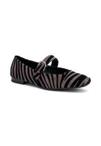 Zapato plano con punta afilada, hecho de ante a rayas en negro y beige. Cuenta con una correa ajustable con una hebilla plateada. Tacón bajo.