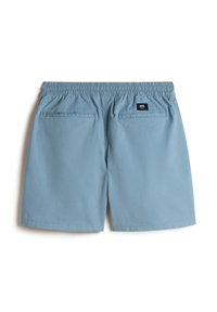 Shorts à taille élastique bleu clair avec deux poches passepoilées à l'arrière et une petite étiquette logo Vans au-dessus de la poche droite sur fond blanc.