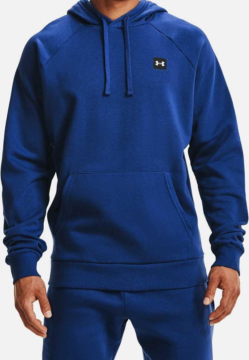 Sweat à capuche bleu avec cordon de serrage, poignets et ourlet côtelés, poche avant et un petit logo noir sur la poitrine gauche. Texture de tissu lisse.