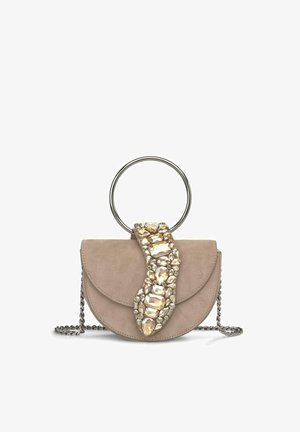 Bolso de mano de ante beige con un asa metálica redonda, adornado con grandes cristales transparentes en una correa texturizada. Cuenta con un cierre de solapa con bisagra.
