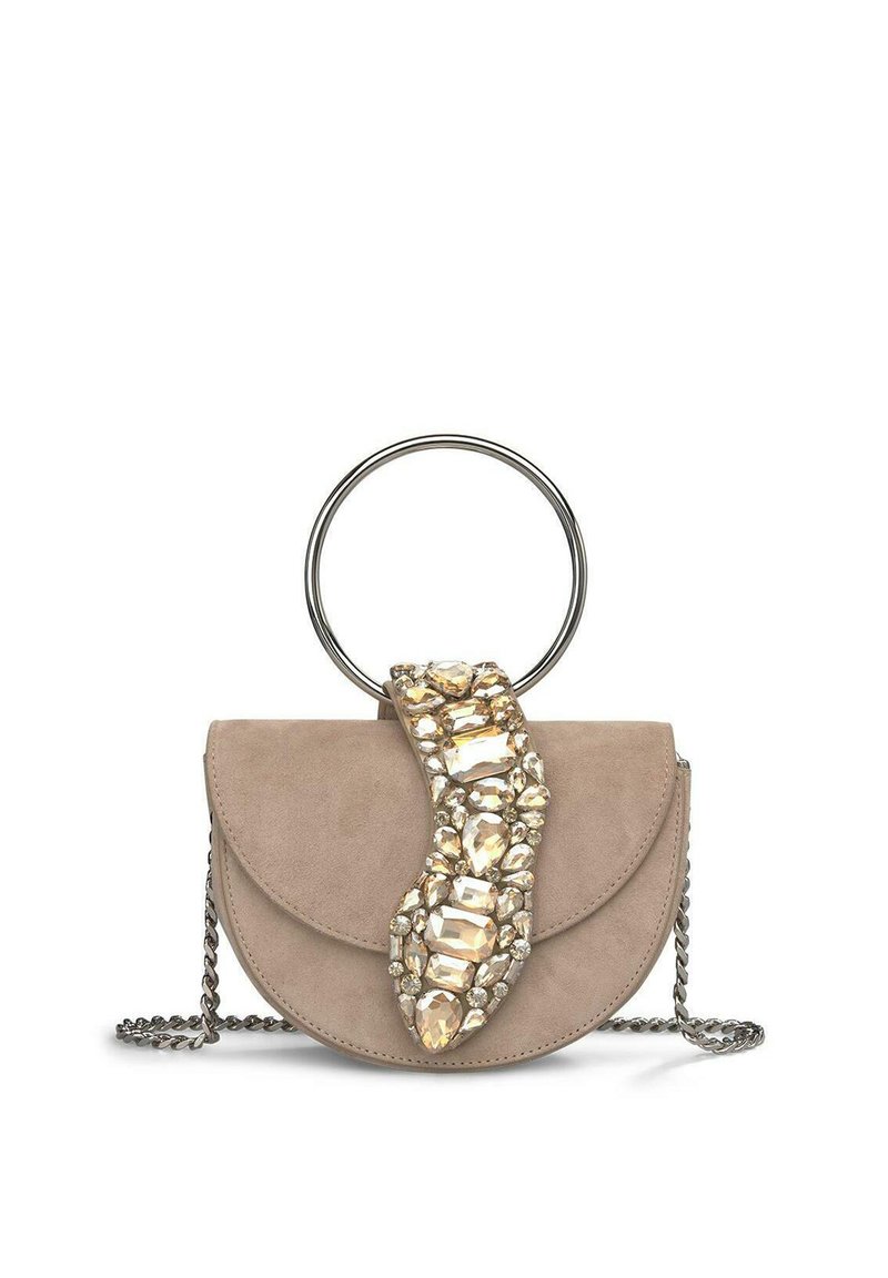 Borsa in suede beige con manico rotondo in metallo, decorata con grandi cristalli trasparenti su una tracolla texture. Presenta una chiusura a flap a cerniera.