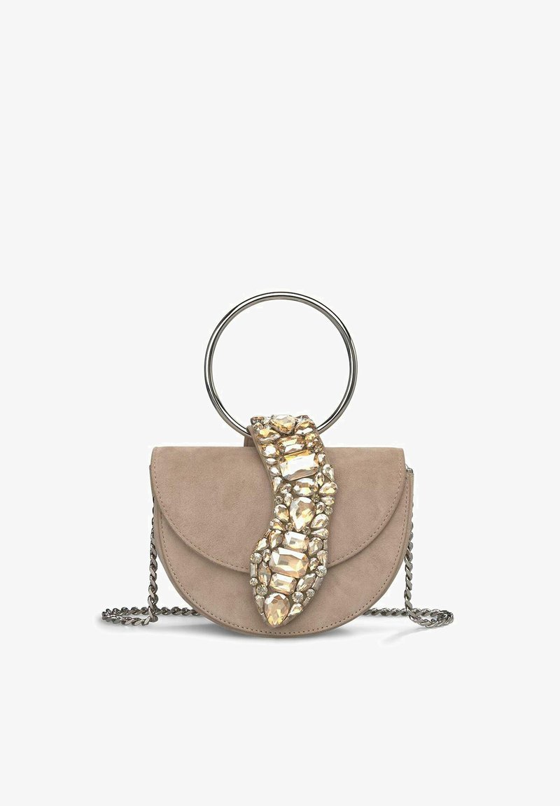 Borsa in suede beige con manico rotondo in metallo, decorata con grandi cristalli trasparenti su una tracolla texture. Presenta una chiusura a flap a cerniera.