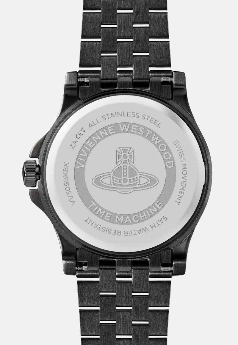 Montre en acier inoxydable noir avec un boîtier rond, un bracelet à maillons et un dos gravé. Elle présente un design avec logo et une résistance à l'eau jusqu'à 50 m.