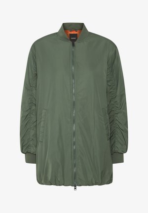 Olivgrüne Bomberjacke aus glattem Stoff. Verfügt über einen Reißverschluss vorne, gerippte Kragen und Bündchen sowie seitliche Taschen. Gefüttert mit orangefarbenem Stoff.