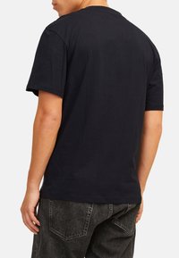 Schwarzes Baumwoll-T-Shirt mit Rundhalsausschnitt und kurzen Ärmeln. Glatte Textur, schlichtes Design und keine sichtbaren Muster oder Verzierungen.