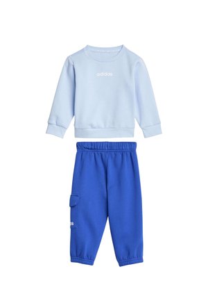 Sudadera adidas de manga larga azul claro combinada con pantalones de cintura elástica azul real con bolsillo lateral, ambos para niños.