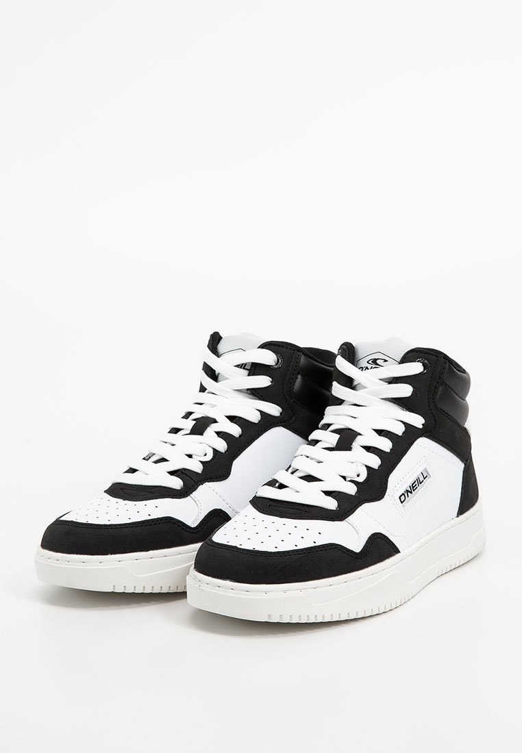 Baskets montantes avec un schéma de couleurs noir et blanc, en cuir et en daim, avec une boîte à orteils perforée et un logo proéminent sur le côté.