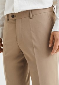 WE Fashion THE FLEX SUIT - Hlače za moške obleke - brown
