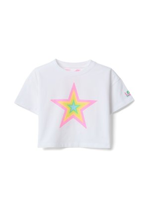 T-shirt bianca corta con un grande motivo a stella multicolore (rosa, giallo, verde) sul davanti. Maniche corte, materiale in morbido cotone.
