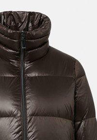 Bruine pufferjas met een hoge kraag, voorzien van een rits aan de voorkant en een gequilt structuur. De stof heeft een glanzende afwerking en is lichtgewicht.