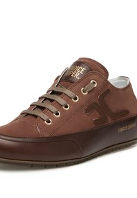 Sneaker basso marrone con texture in suede e pelle, punta rotonda, chiusura con lacci e branding "Candice Cooper" sulla linguetta e sul lato.