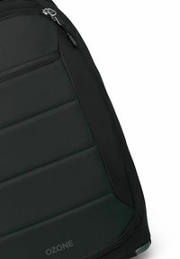 Zaino nero con una superficie texturizzata e imbottita, dotato di un comparto con cerniera e un logo Ozone nella parte inferiore. Materiale liscio.