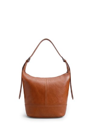 Borsa secchiello in pelle marrone con una tracolla singola, texture liscia e cuciture verticali al centro su sfondo bianco.