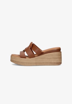 Sandalo con zeppa marrone con ampi cinturini, dettaglio intrecciato e suola platform texturizzata, mostrato di lato su sfondo bianco.