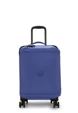 Lilla kuffert med hjul, der har en tekstureret stofoverflade, sorte hjul og et udtrækkeligt håndtag. Har et rundt logo på fronten.