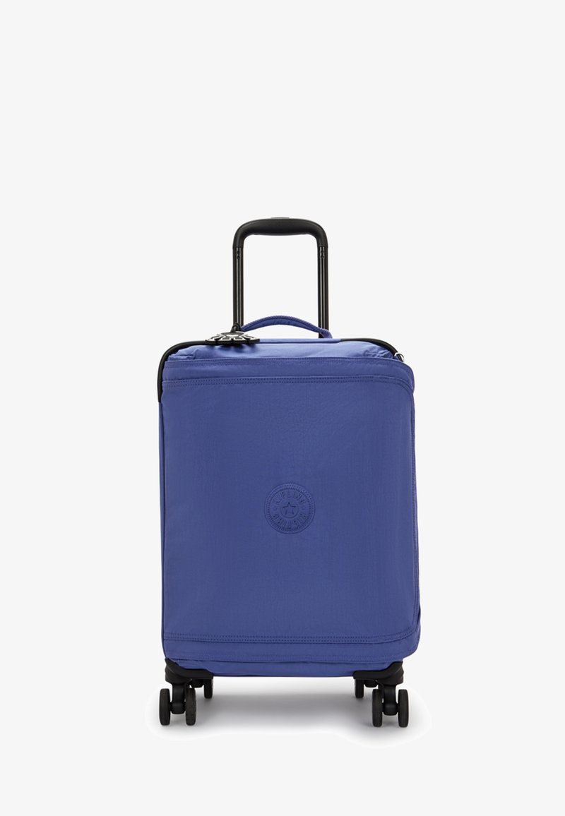 Lila resväska med texturerat tyg på utsidan, svarta hjul och ett utdragbart handtag. Har en cirkulär logotyp på framsidan.