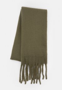 Écharpe vert olive en tissu doux et texturé. Possède des extrémités à franges et un design rectangulaire. Convient pour les vêtements par temps froid.
