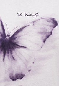 Μωβ πεταλούδα σε υδατογραφικό στυλ με ανοιχτά φτερά και το κείμενο "Η Πεταλούδα" από πάνω, σε λευκό φόντο.