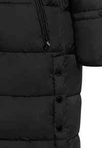 Czarna ocieplana kurtka z zamkniętą kieszenią na zamek błyskawiczny, zatrzaskowymi guzikami, pikowanym wzorem oraz eleganckim, smukłym krojem.