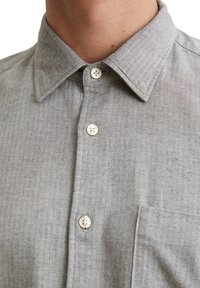 Grau gemusterte Hemd im Fischgrätenmuster mit spitzem Kragen, weißen Knöpfen und einer Brusttasche, aus leichtem Stoff gefertigt.