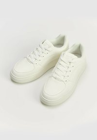 Białe sneakersy z teksturowaną skórzaną cholewką, okrągłym noskiem, płaskimi sznurówkami i wyściełaną podeszwą. Czysty design z subtelnymi detalami w szwie.
