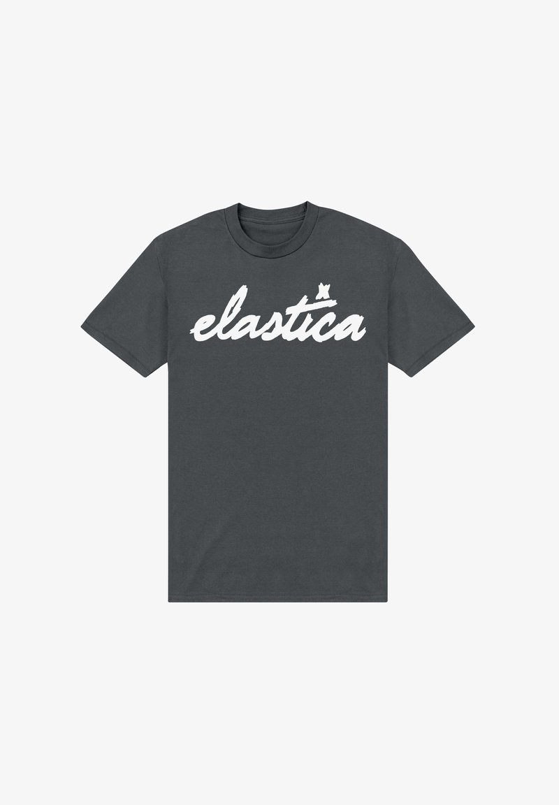 Maglietta in cotone grigio scuro con la parola "elastica" in grande, carattere bianco stilizzato sulla parte anteriore. Maniche corte, scollatura a girocollo.