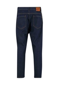 Mørkeblå denimjeans med slim fit, som har et lærreim på midjen, doble baklommer og en kjedeaccent på siden.