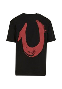 Camiseta negra con una gran pincelada roja en forma de U en la parte de atrás. Diseño de mangas cortas y cuello redondo, hecha de material de algodón.