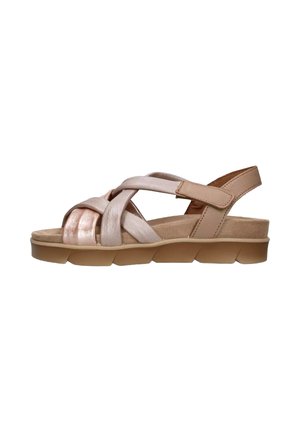 Sandal in beige con design a fascia incrociata in finitura liscia e metallica. Presenta una suola imbottita e un tacco basso a blocco per il massimo comfort.